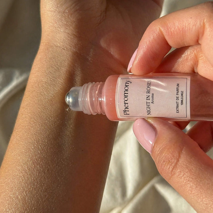 Pheromony Night in Roses Parfum am Handgelenk
